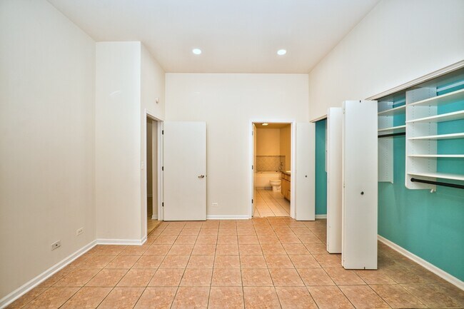 Building Photo - 2317 W Wolfram St