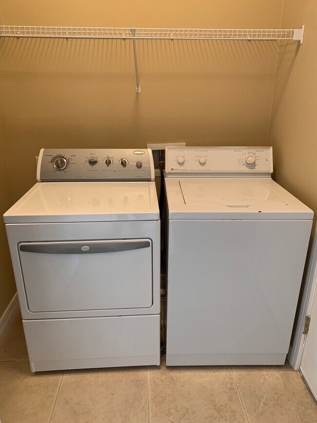 Building Photo - Gated Community 4 Bedroom 3 Bath on Cul-de...