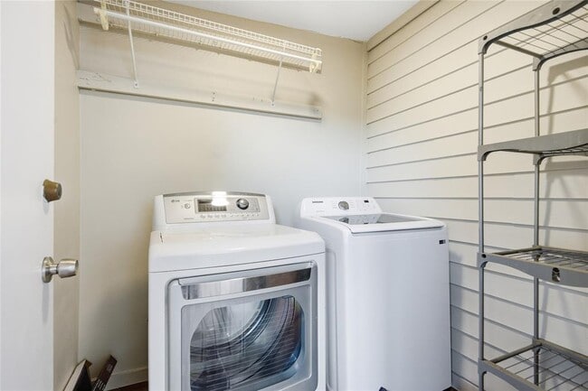 Building Photo - 2308 E 10th St