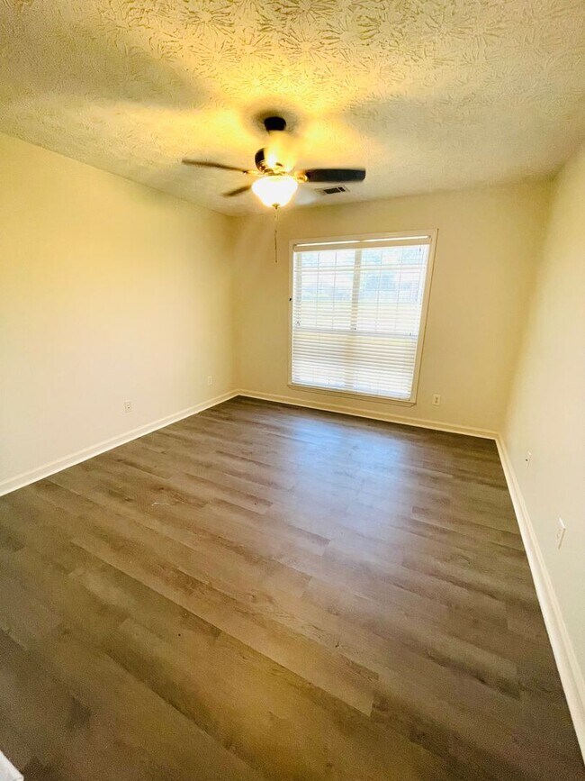 Building Photo - ** 3 Bed 2 Bath located off McQueen Smith ...