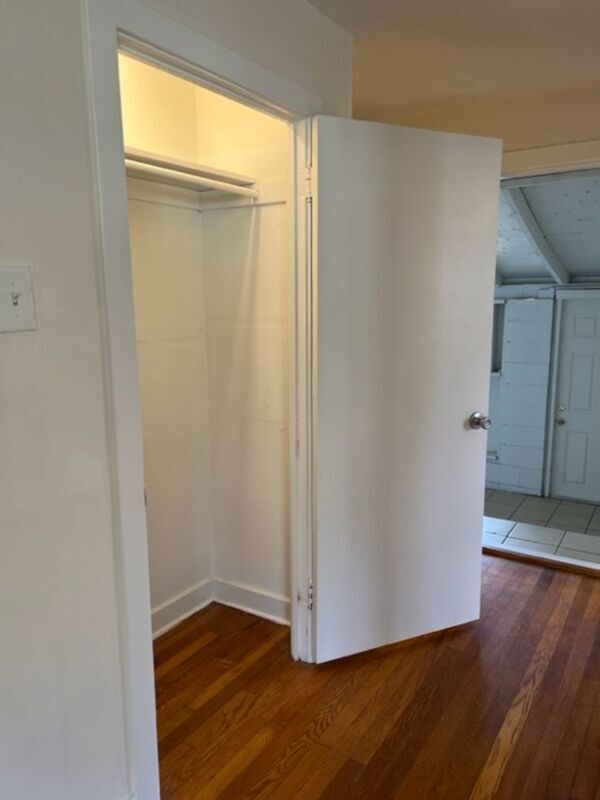 Building Photo - 1208 Cloverlawn Ave