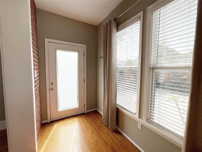 Building Photo - 711 Fargo St