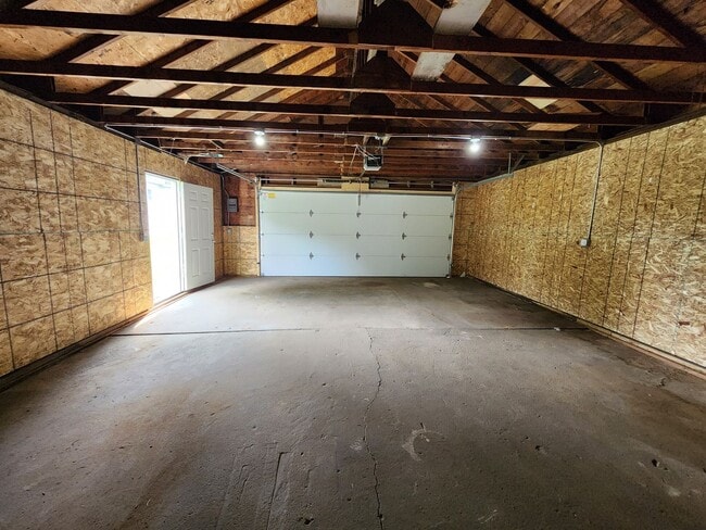 Building Photo - 3 Bedroom 1 Bath Home