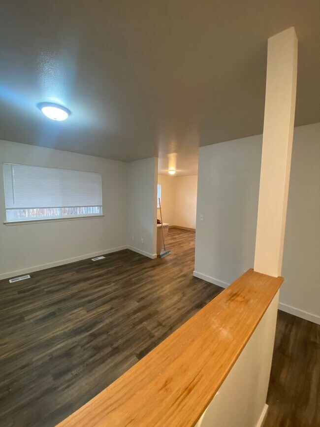 Building Photo - 353 S Meridian Rd