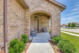 Building Photo - 5 Bedrooms, Corner Lot, Total Showstopper!