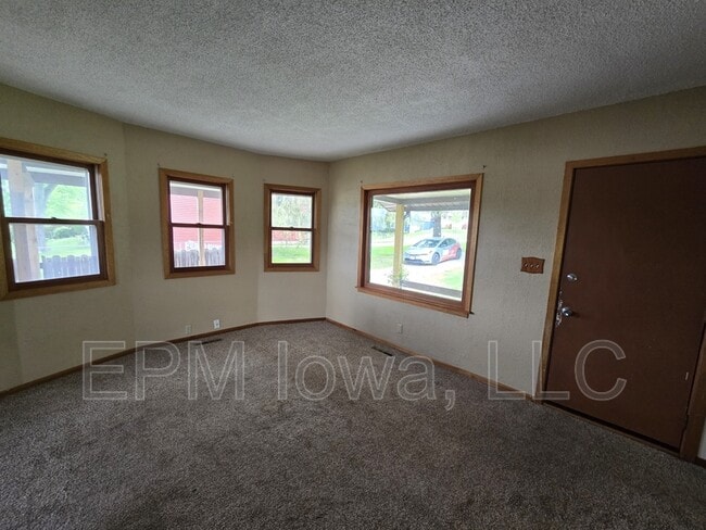 Building Photo - 4037 Vine Ave SE