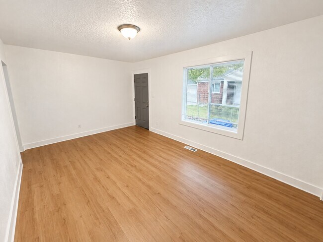 Building Photo - 458 E Lambourne Ave