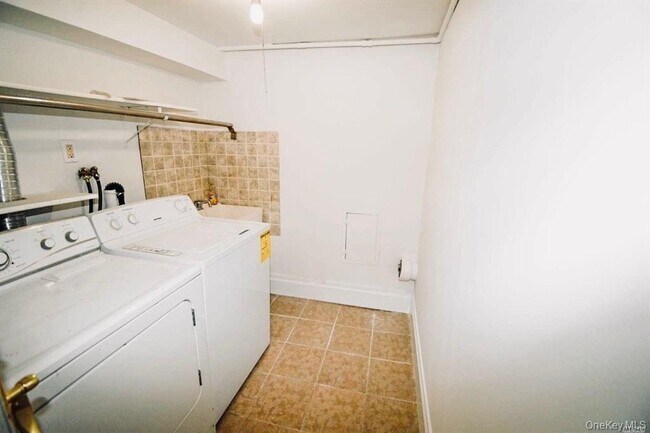 Building Photo - 241 Woodbury Rd