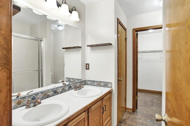 Building Photo - Well-Maintained Home with 2-Car Garage & Screened Back Porch in Central Location