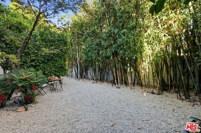 Building Photo - 612 Huntley Dr