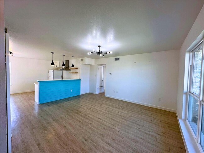 Building Photo - 8603 Putnam Dr