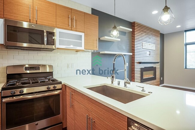 Building Photo - 2 BED & 1.5 BATH TOWNHOME FOR RENT