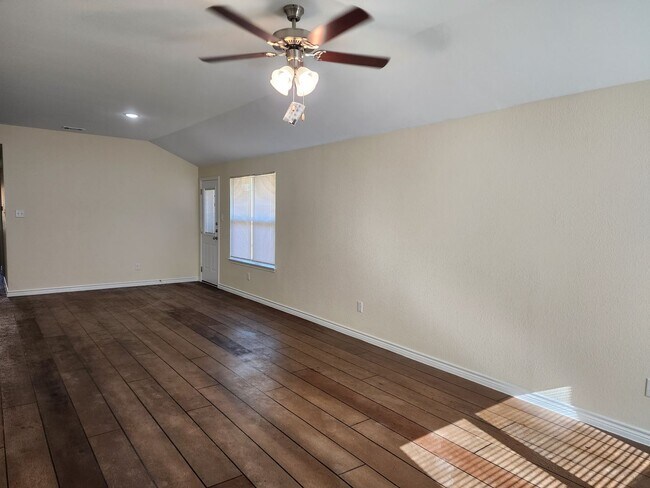 Building Photo - 546 Lost Trl