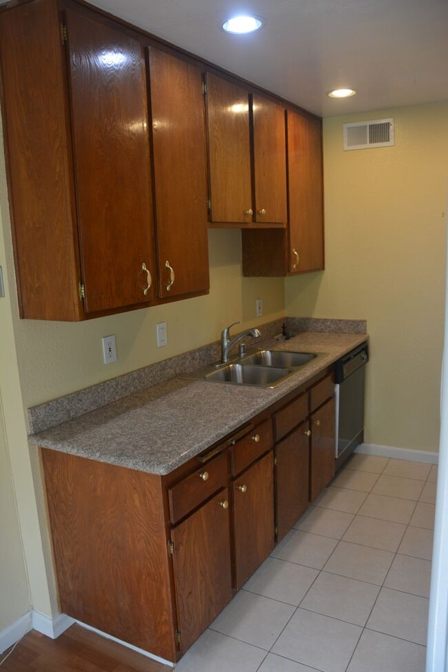 Building Photo - Afordable and spacious Concord 2/1 townhome