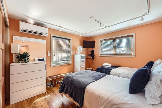 Building Photo - Charming Seattle Home in Seattle's Wedgwood Neighborhood - Furnished