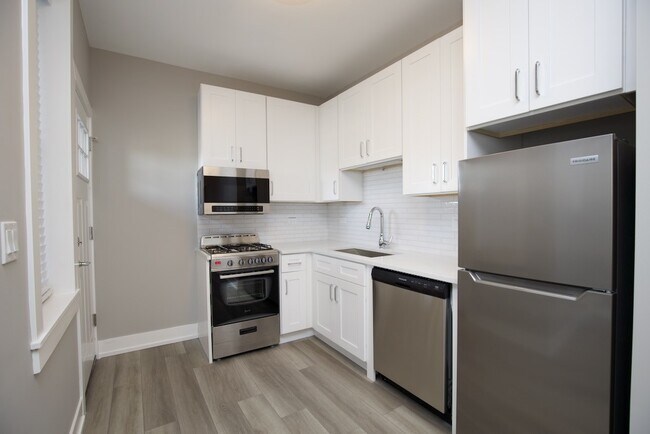 Building Photo - 3946 N Janssen Ave