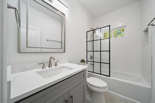 Building Photo - 1415 Almont Dr SW