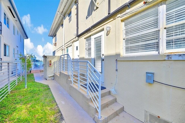 Building Photo - 4730 Pine Tree Dr