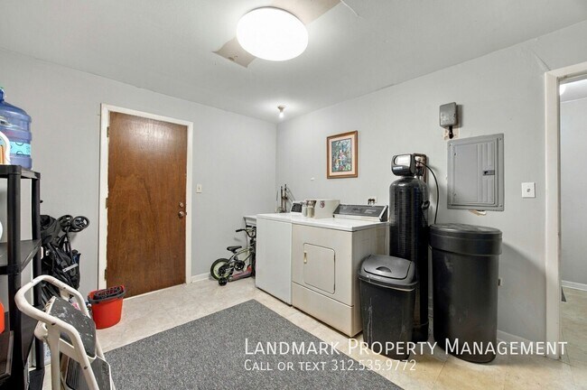 Building Photo - 448 Lincoln Ln
