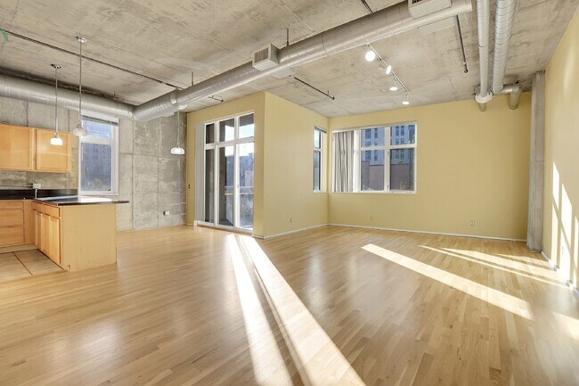 Building Photo - $2,350 - Urban 2 bed 2 bath Condo in Golde...
