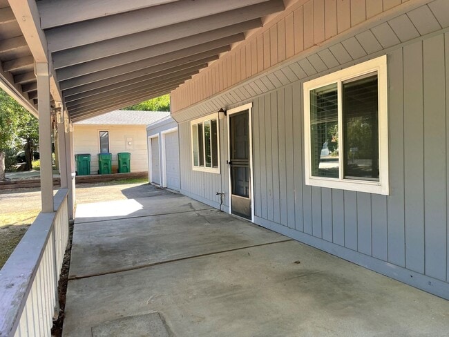 Building Photo - 4 bedroom, 2 bath home in Lake Wildwood ga...