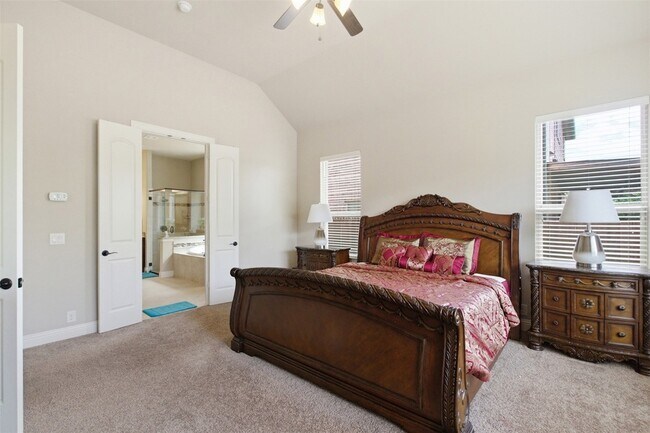 Building Photo - 2304 Lynbridge Dr