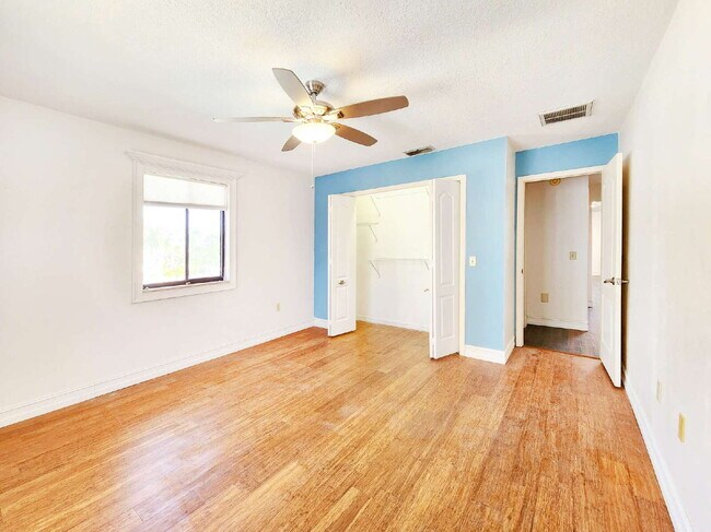 Building Photo - "3-Bed, 3-Bath Gem in New Port Richey with 2,233 Sq Ft of Living Space!"