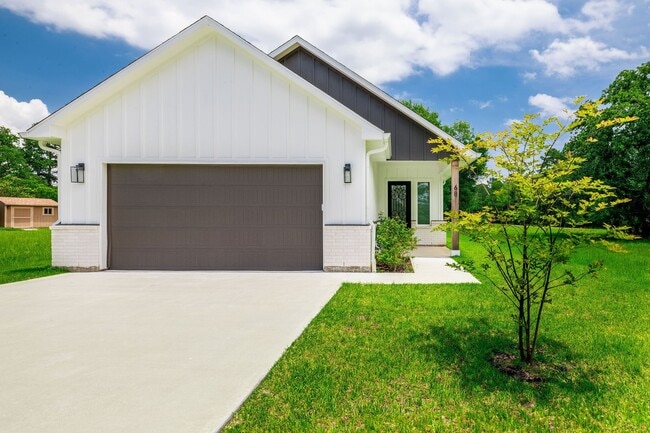 Building Photo - 68 Fairway Dr