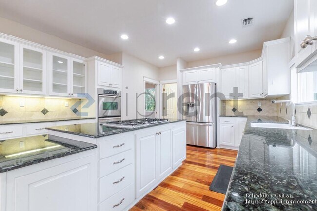 Building Photo - 4042 Plateau Cir