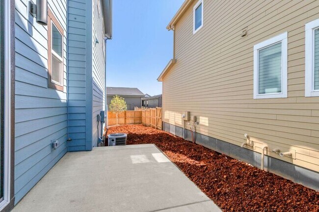 Building Photo - 6240 N Florence Wy