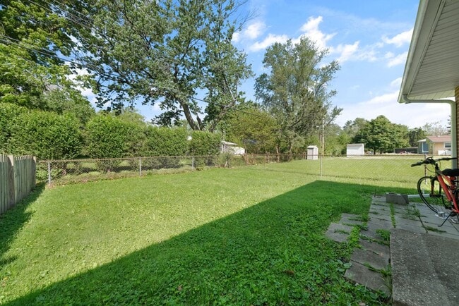 Building Photo - 2 bedroom 1 bathroom Duplex FOR RENT (subl...