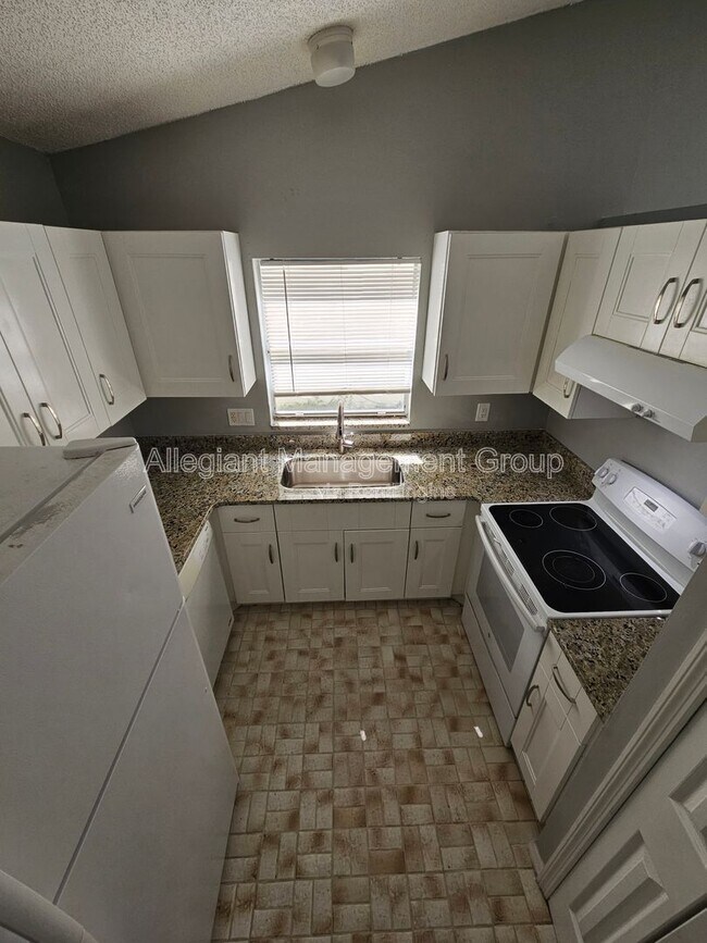 Building Photo - 1213 Roma Ct