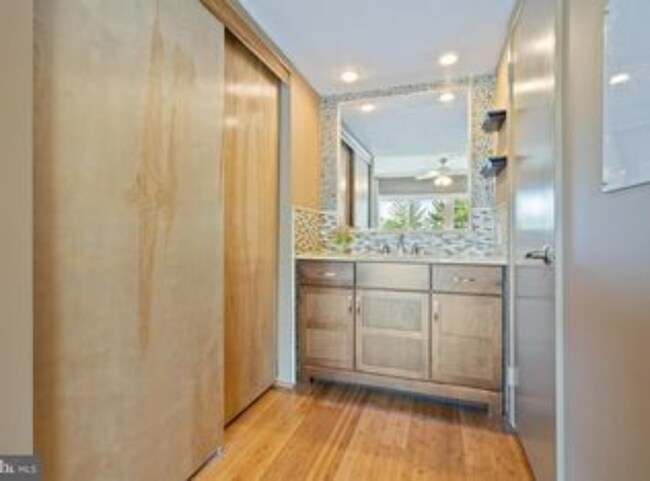 Building Photo - 150 W Kenilworth Cir