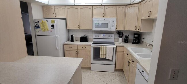 Building Photo - 1211 Capri Isles Blvd