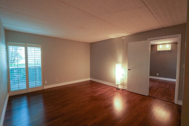 Building Photo - First-floor 1-bedroom, 1.5-bath condo in  ...