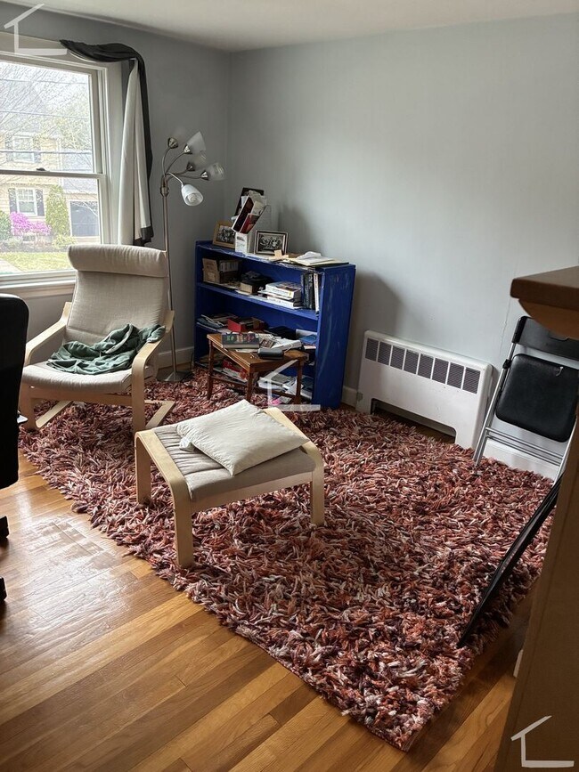 Building Photo - Rent a House in Newton 4bed/2.5 Bath - Parking included!