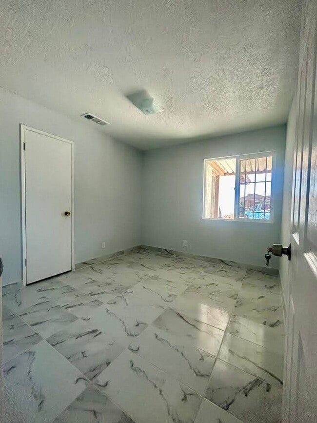 Building Photo - Explore this attractive property in Delano, ready for immediate occupancy - Renovated!!!
