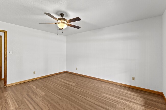 Building Photo - 103 E Miller Ct