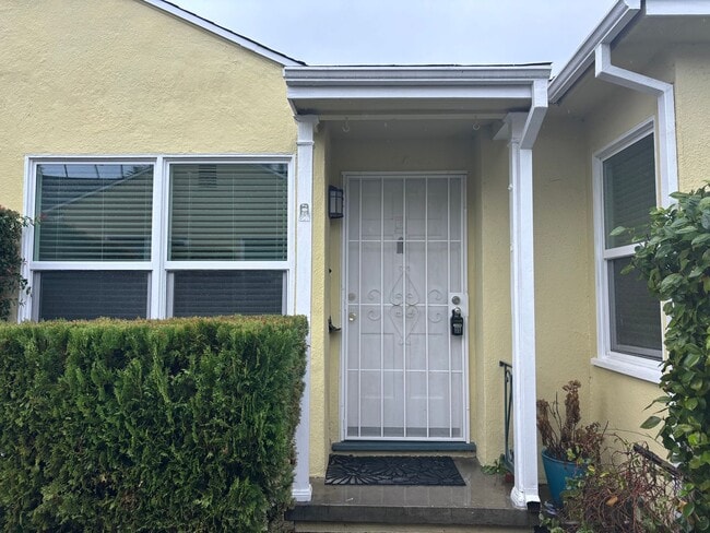 Building Photo - Western, 1151-1153