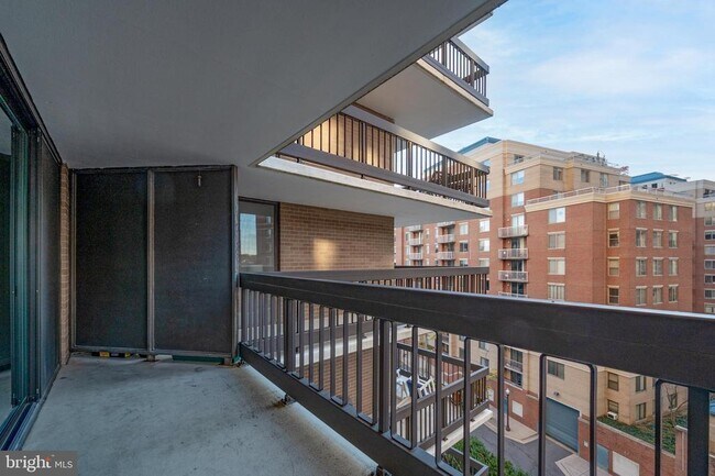 Building Photo - 3800 Fairfax Dr