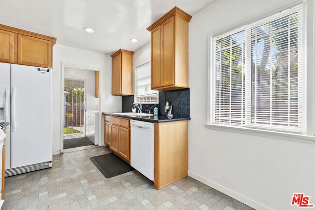Building Photo - 836 Appelby St