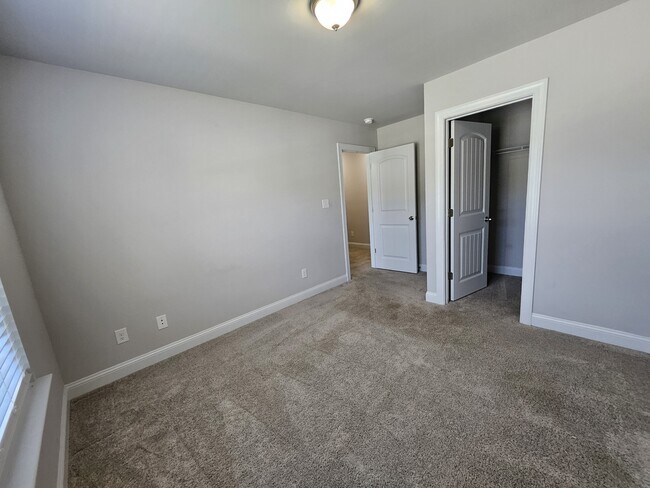 Building Photo - 214 Gracyns Dr