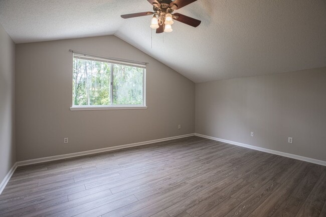 Building Photo - Stunning home in desirable neighborhood