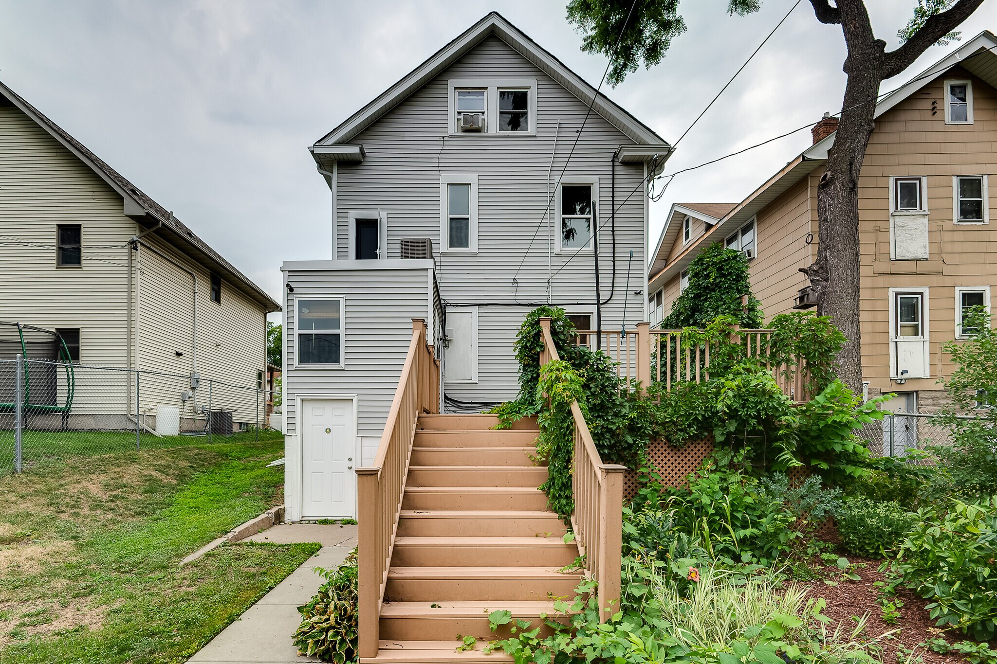 Building Photo - 522 Newton Ave N