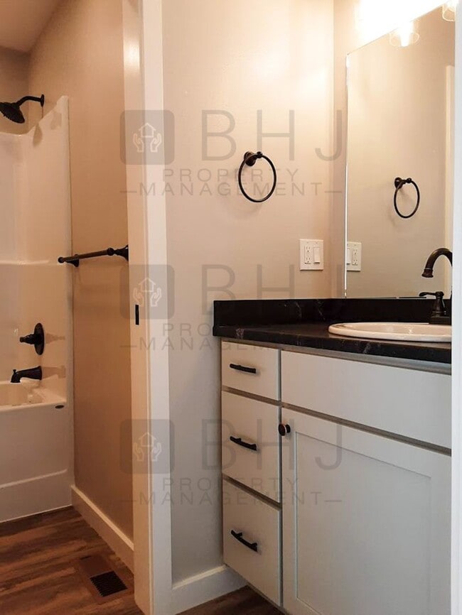 Building Photo - 2 BED/ 1.5 BATH TOWNHOME