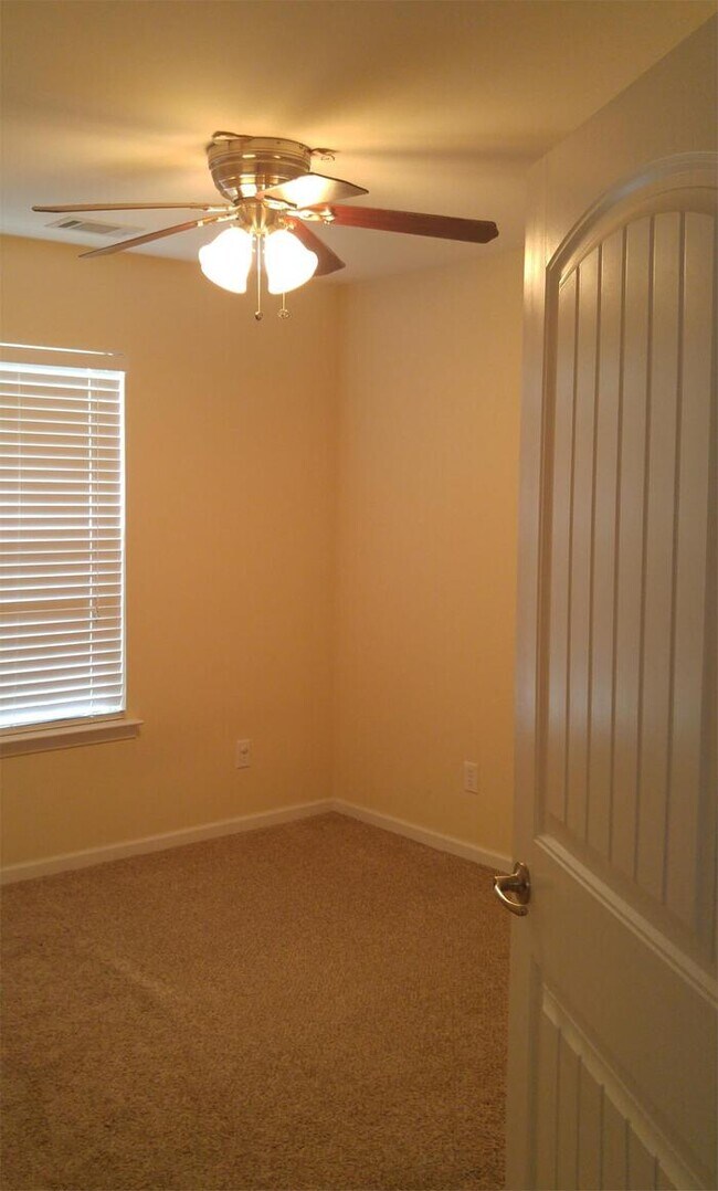 Building Photo - 34 Twin Oaks Pl