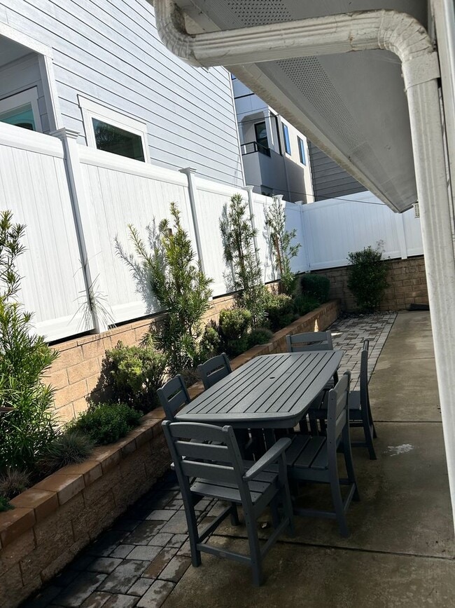 Building Photo - 2 bed 2 bath home two blocks from beach-pet friendly!