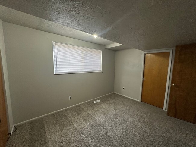 Building Photo - Spacious 3 Bed Duplex