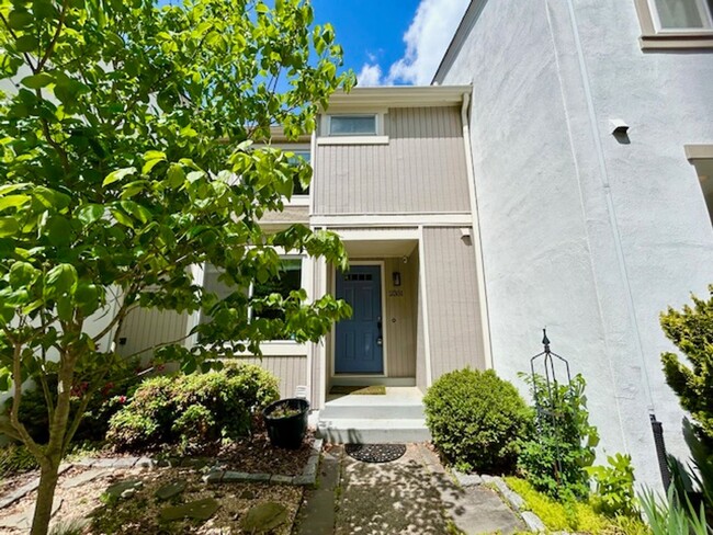Building Photo - Welcome to this Lovely Home in Reston, VA!