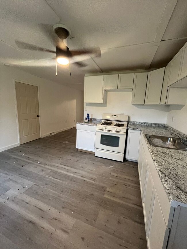 Building Photo - 4 bedroom Section 8 Approved Home
